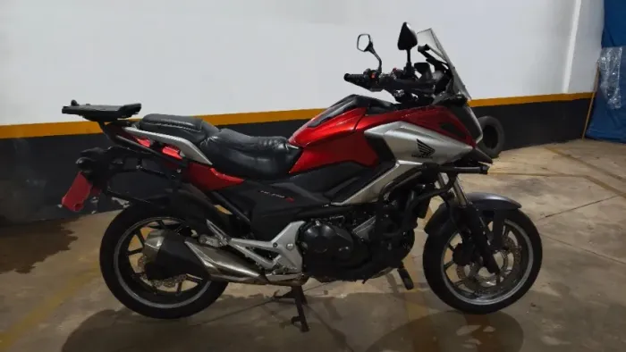 Honda NC 750x 2019 conservada e cheia de acessórios
