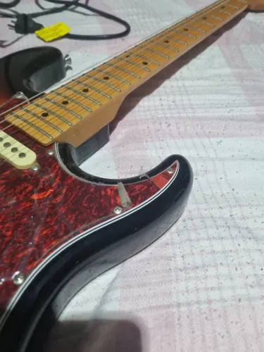 Guitarra tagima e caixa amplificador