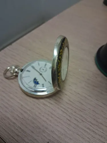 Relógio de bolso...prateado com Ramos dourados na borda...Relíquia...