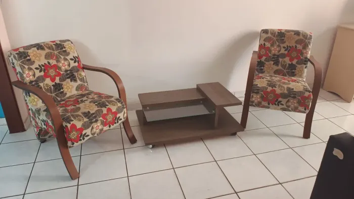 Conjunto de sala com 2 poltronas e 1 mesa de centro com rodinhas.