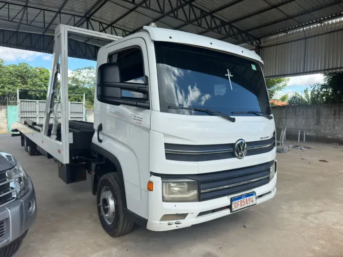 Volkswagen 13-180 2021 plataforma para 3 carros