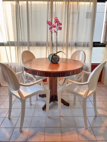 Mesa Redonda de Madeira com Detalhe Canelado (Charmosa e Versátil)