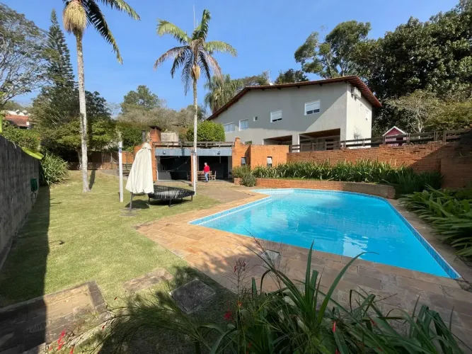 Casa à venda no Parque São Paulo na Granja Viana com ampla área de lazer e reforma recente