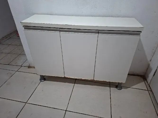 Armário de três portas 