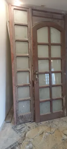 Vendo porta peça de demolição em madeira maciça porta de entrada super consevada completa 
