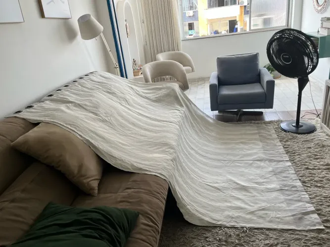 Vende - se 02 cortinas com varão 2,60 x1,70