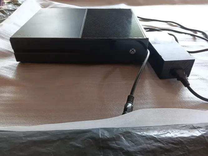 Xbox one 512G usado,apenas 1 controle e com 1 jogo.
