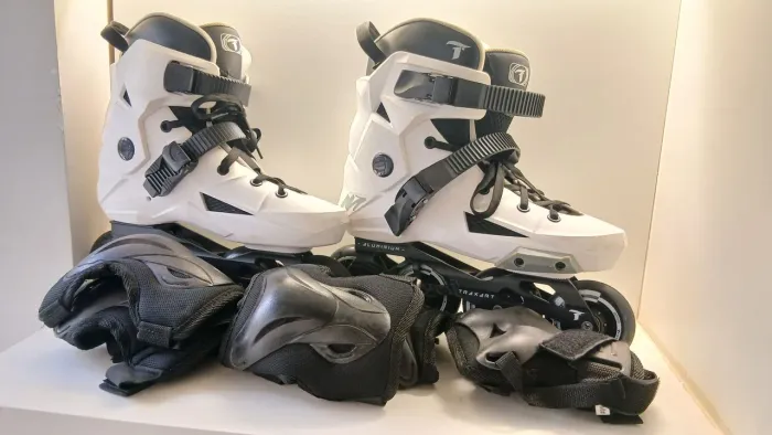 (USADO) Patins Revolt Branco #9 (40/41) - 80mm ABEC-9 + KIT DE PROTEÇÃO GONEW (M)