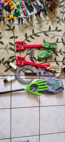 Lote Acessórios Halloween e Brinquedos de Monstro - Garras, Armas e Acessórios