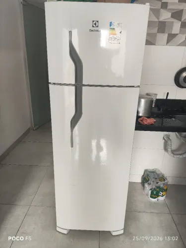 Geladeira Eletrolux Frost Free 260 litros.