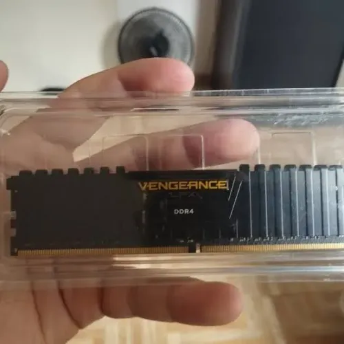 2 pentes de Memória ram corsair 8gb 2400mhz