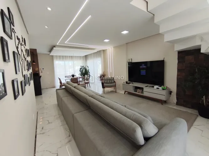 Maravilhoso Triplex com 5 dormitórios e com 312 m2 de área útil no Xaxim.