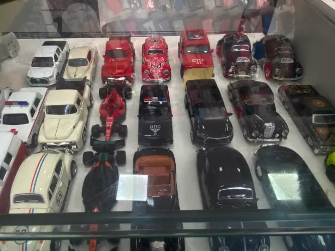 Diversos carrinhos colecionáveis