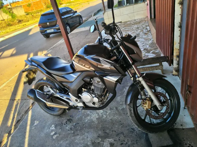 CB 250f Twister 2022 cinza fosco