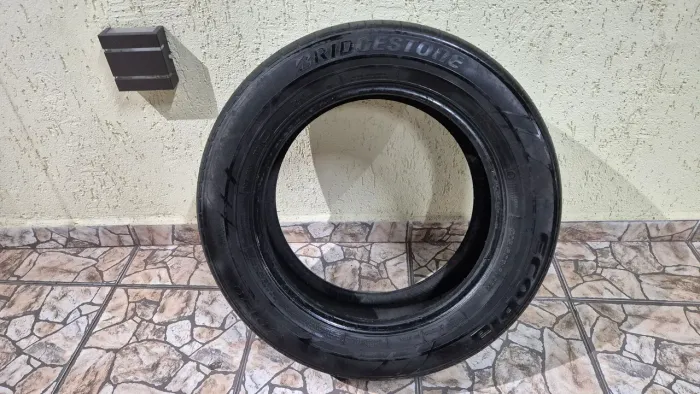 Vendo pneu 205/60 R16 Bridgestone
