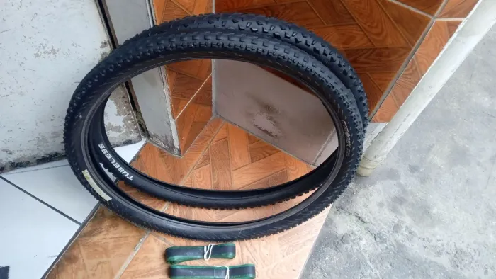 PAR DE PNEUS MEIA VIDAS VINTAGE C/ AS FITAS DE PROTEÇÃO