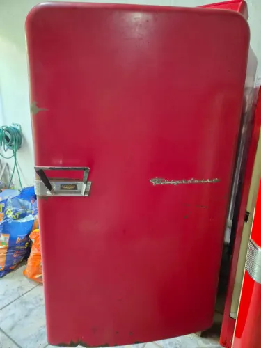 Geladeira Frigidaire retrô vermelha