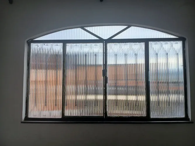 Janela de ferro com grade