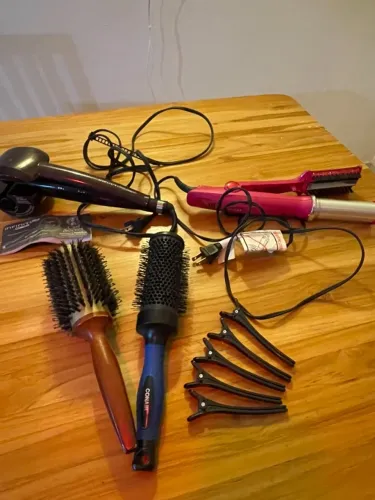 Vendo escovas para modelar cabelo