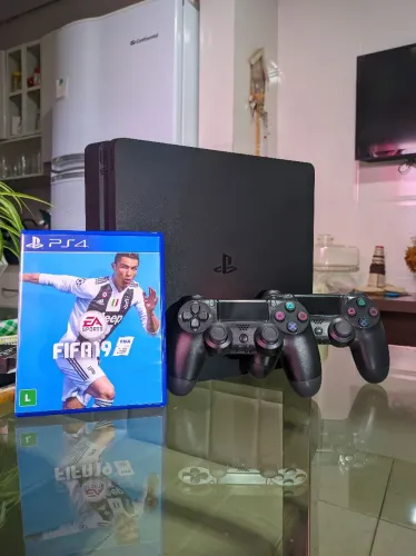 PS4 Slim 1Tera + 2 controles e um jogo, FIFA 19