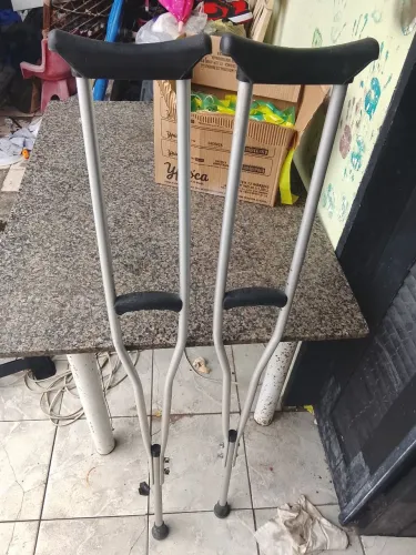 Vendo um par de muletas de alumínio