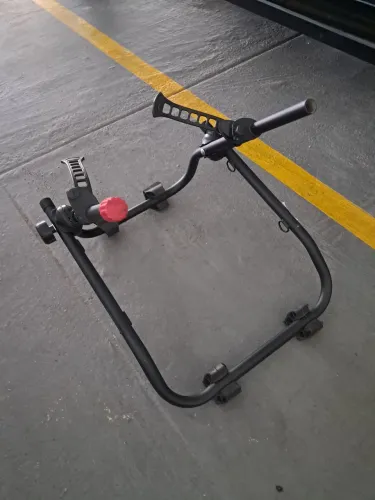 Suporte para bicicletas em carro sedan