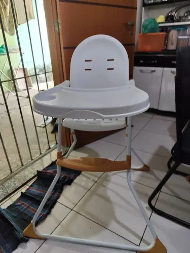 Cadeira infantil para alimentação de criança 