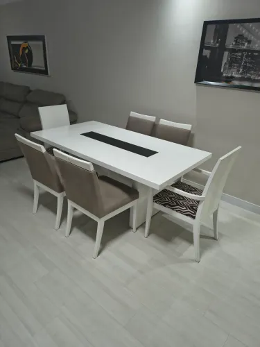 Mesa de jantar com 6 cadeiras + Buffet + poltrona