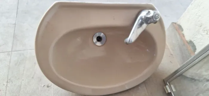 Pia, vaso sanitário, chuveiros