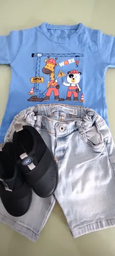 Roupa de menino infantil