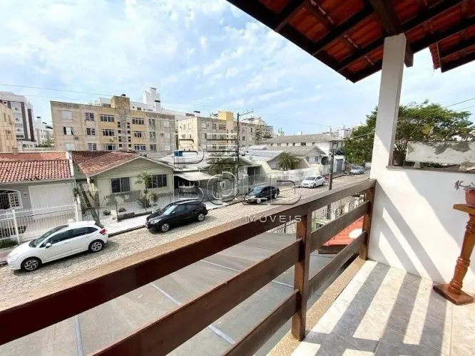 Casa ampla com 4 dormitórios no Abraão