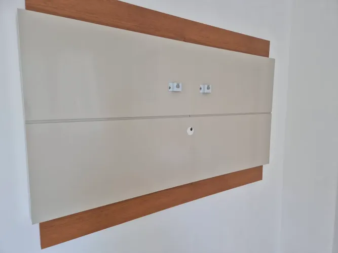?Painel para TV Suspenso - Off-White com Detalhes em Madeira (Excelente Estado)