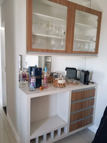 Mesa de jantar e conjunto de cristaleira