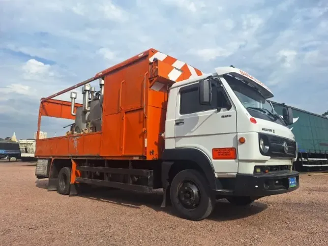 Caminhão Volkswagem 3/4 9.160 Ano 2013 Com equipamento de Sinalização de Trânsito.