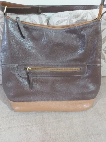 Bolsa feminina em couro.
