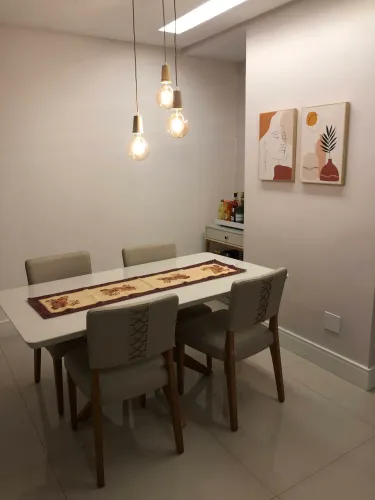 Vendo apenas mesa com observação no pé dela