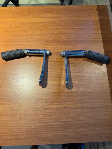 Par Suportes Pedaleira Avançada Harley-Davidson Dyna 2009-2017 Original OEM