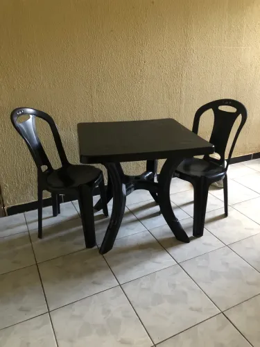Mesa e cadeiras de plástico 