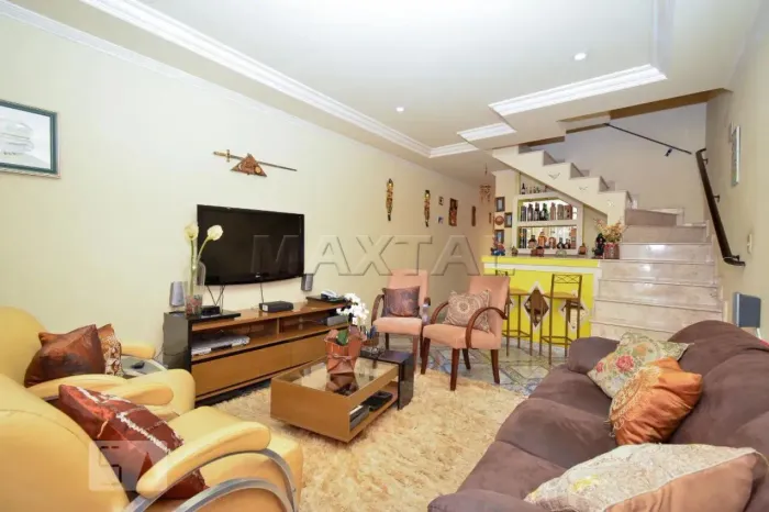 Casa à venda com 113m², 3 quartos sendo 1 suíte, 3 banheiros e 1 vaga de garagem.
