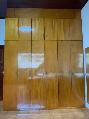 Guarda-Roupa de Madeira