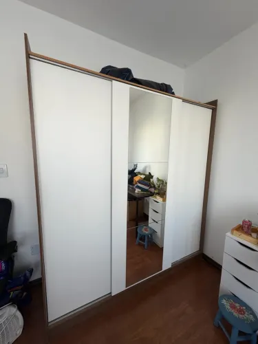Guarda roupa com espelho e porta de correr