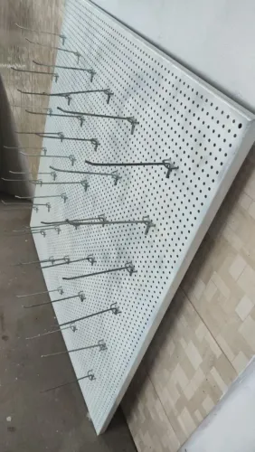 Painel com furos de ferro com ganchos para pendurar objetos 96cmx96cm.