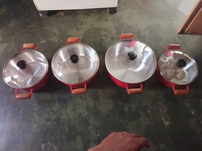 Vendo apenas 4 panelas