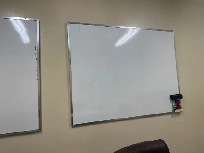 2 Quadros Brancos com Canetas e Apagador