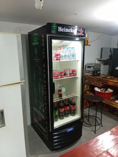 Vendo uma cervejeira metalfrio com marcador de temperatura.
