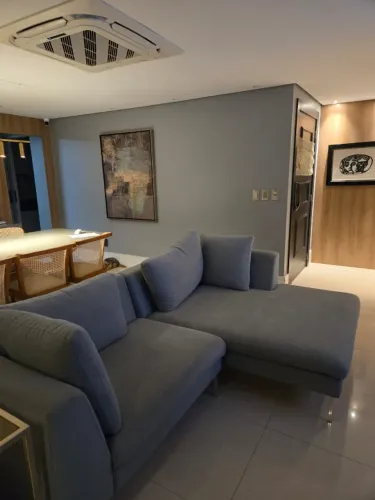 Sofá luxuoso em ótimo estado de conservação, perfeito para compor sua sala de estar com el