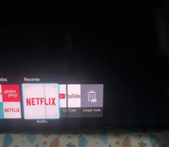 Tv smart 50 polegadas Samsung  com o painel, leia o anúncio.