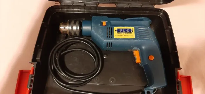 Furadeira FLC 220V com mais de 50 brocas