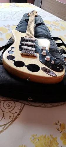 Guitarra Vogga modificada artesanalmente