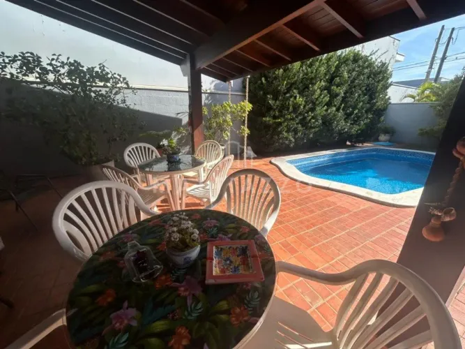 Casa térrea com 2 suítes, no condomínio Portal São Clemente em Limeira/SP.